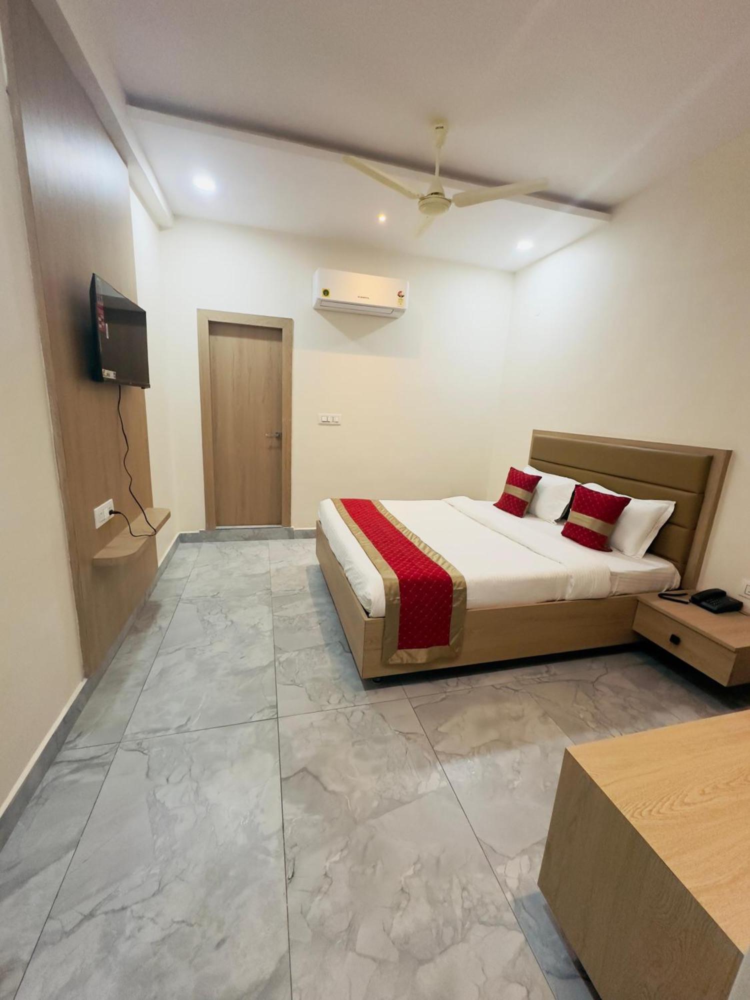 Hotel Raga Karimnagar Quarto foto