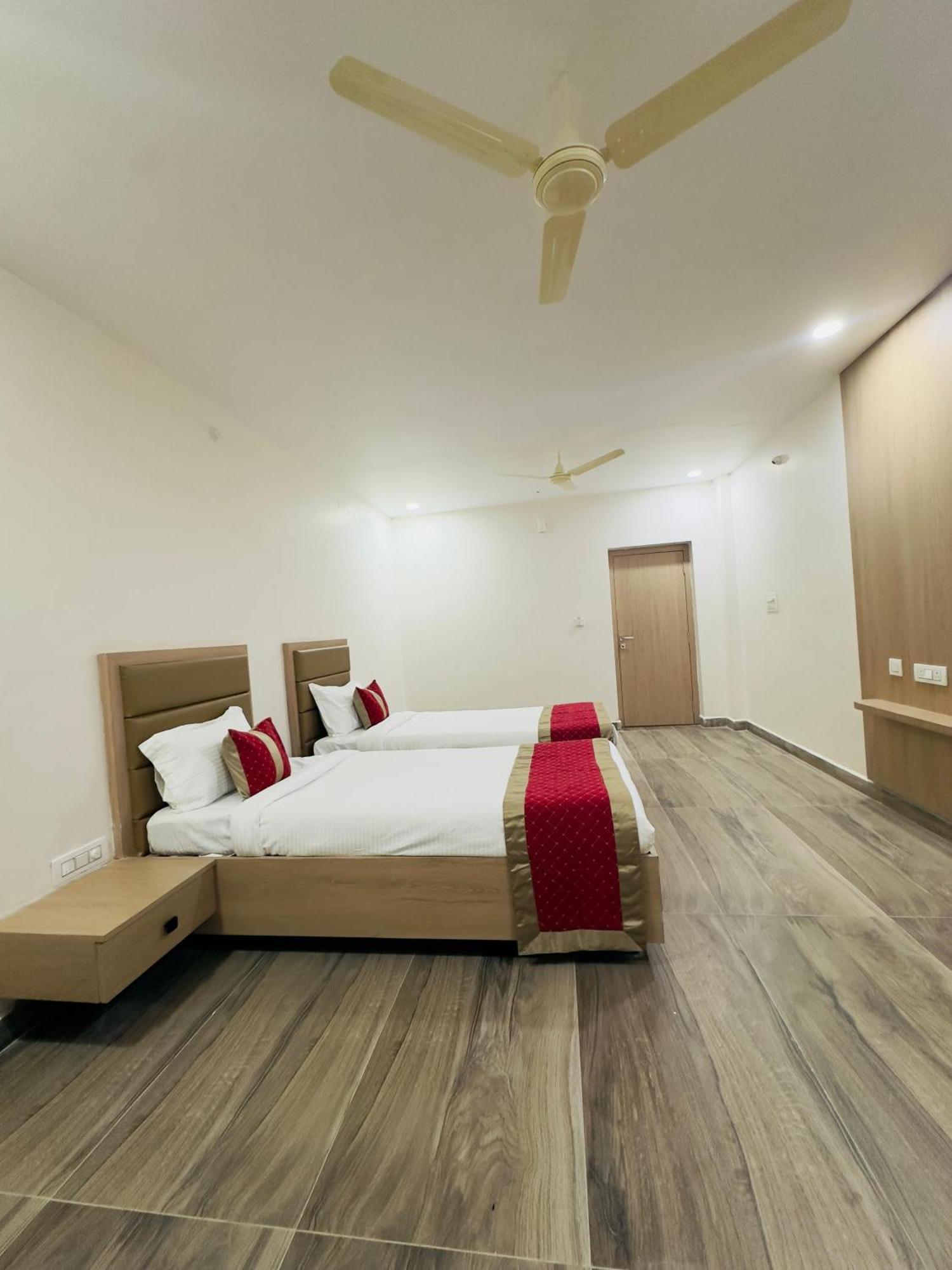 Hotel Raga Karimnagar Quarto foto