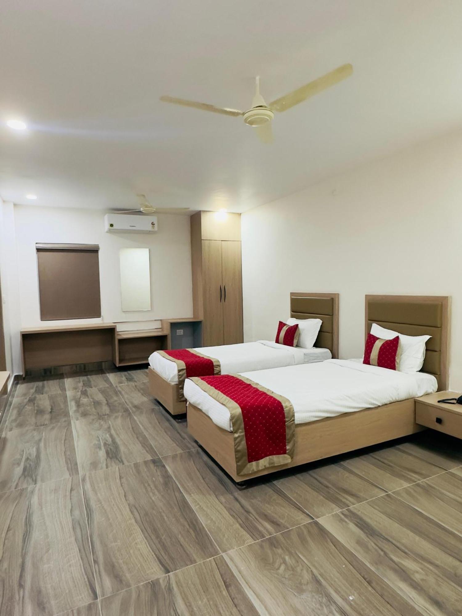 Hotel Raga Karimnagar Quarto foto